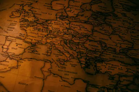 Mapa antiguo de Europa en tonos sepia con países y mares rotulados, entre ellos Francia, Alemania, Polonia y el mar del Norte