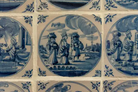 Azulejos de cerámica azul y blanca al estilo de Delft con escenas pintadas a mano de los Reyes Magos