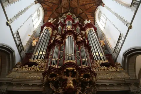 Gran órgano Müller con tubos plateados y adornos dorados bajo la bóveda de madera de la iglesia de San Bavón, Haarlem