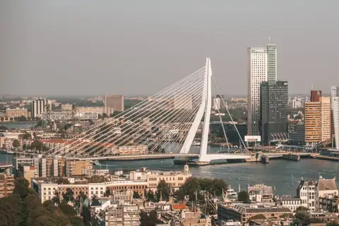 Vista aérea del puente Erasmus sobre el río Mosa con los rascacielos de Kop van Zuid y el casco urbano de Rotterdam