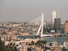Vista aérea del puente Erasmus sobre el río Mosa con los rascacielos de Kop van Zuid y el casco urbano de Rotterdam