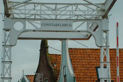Puente levadizo blanco Constabelbrug sobre un canal de Edam, con fachadas de ladrillo y tejados de teja roja al fondo
