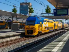 Tren NS de dos pisos, amarillo y azul, detenido en el andén 20b de Utrecht Centraal, con pantalla de salidas y torre al fondo